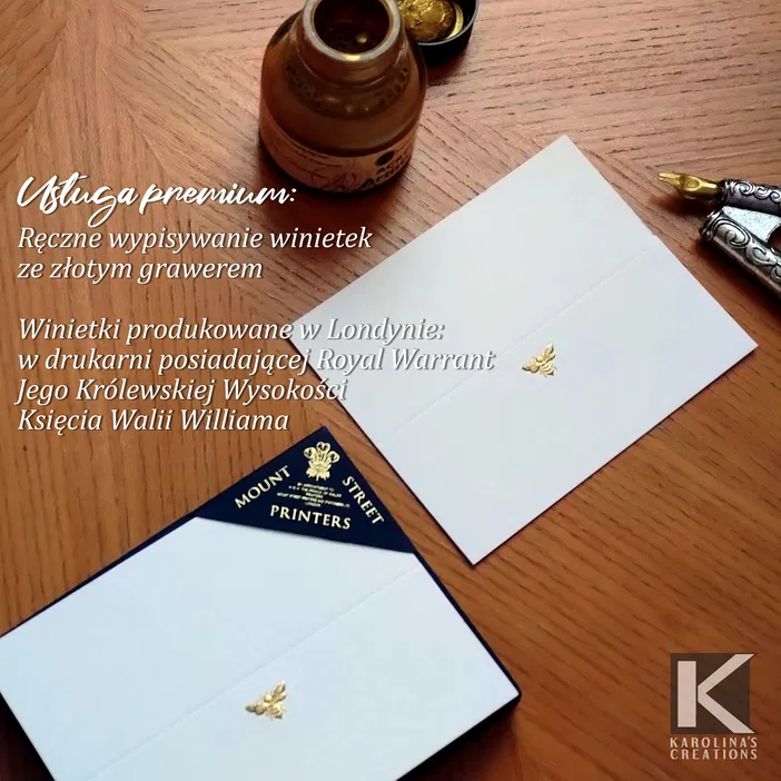 Zdjęcie eleganckich winietek z ręcznym wypisaniem i złotym grawerem, wyprodukowanych w Londynie w drukarni z Royal Warrant Księcia Walii Williama, z widocznym atramentem i piórem na drewnianym stole.