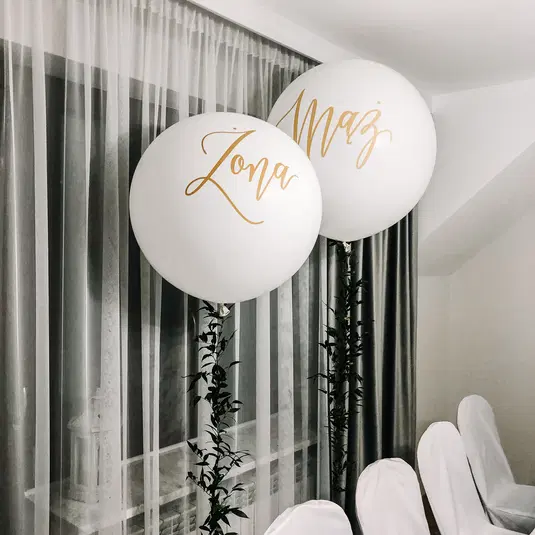  Dwa duże balony weselne z napisami Żona i Mąż na tle zasłon, dekoracje ślubne w eleganckim stylu. 