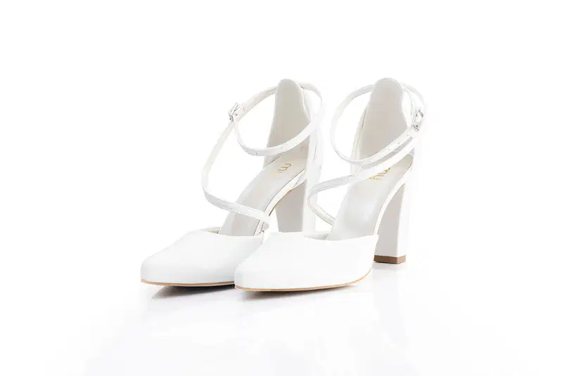  Białe damskie buty na obcasie z paskami, stylowe eleganckie obuwie na wesele czy formalne okazje. 