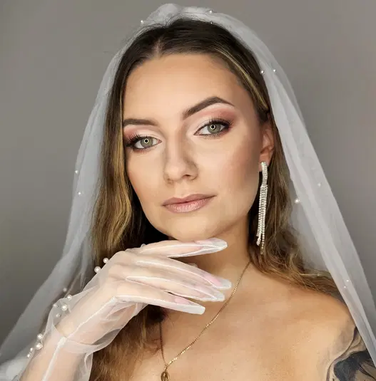  Portret eleganckiej panny młodej w welonie i rękawiczkach, makijaż ślubny, perłowe dodatki 