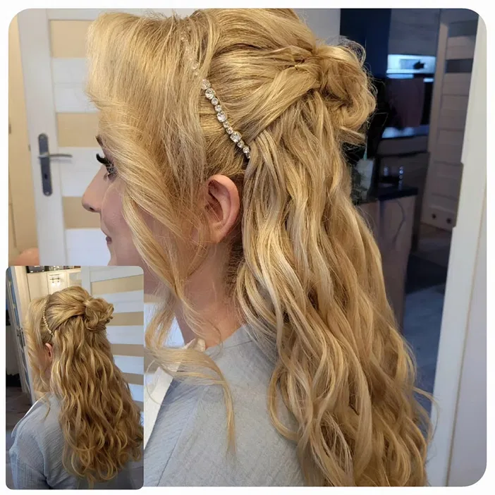 Blond włosy upięte w elegancką fryzurę z delikatnymi falami i ozdobną opaską, idealne na wesele lub uroczystość.