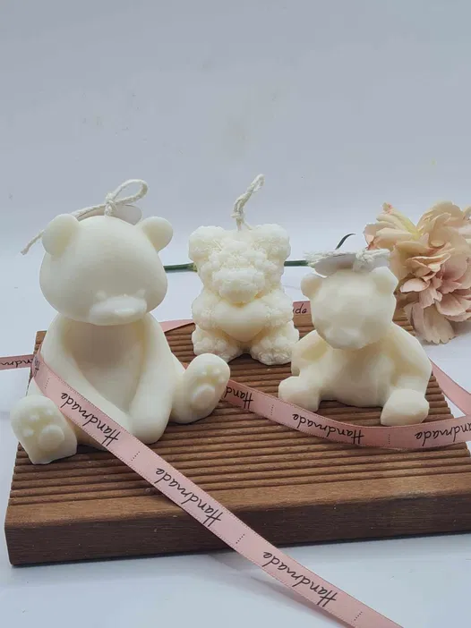 Świece sojowe w kształcie misia na drewnianej podstawce z kwiatem i wstążką handmade.