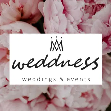 Alternatywny tekst: Logo Weddness Weddings & Events na tle różowych piwonii, usługi organizacji ślubów i eventów. 