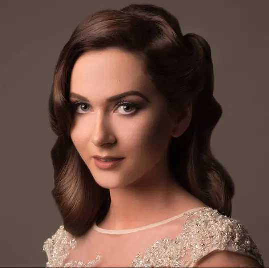  Portret eleganckiej kobiety w wieczorowej sukni, stylowy makijaż, upięte włosy. 