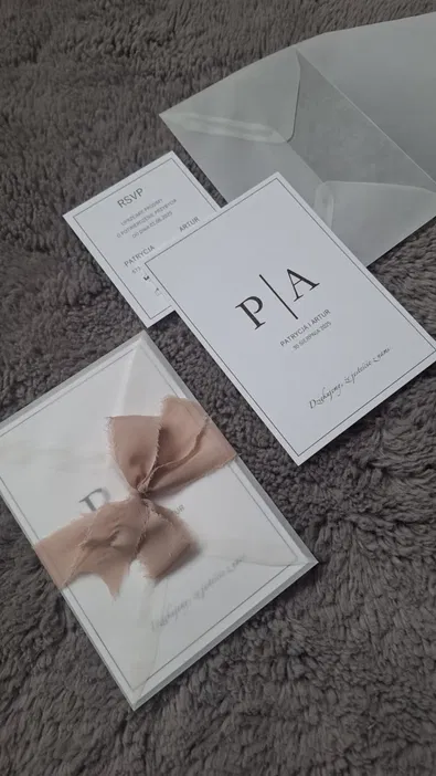 Zaproszenia ślubne eleganckie z kopertą i RSVP, minimalistyczny design, personalizowane inicjały, Patrycja i Artur, 30 sierpnia 2025, dekoracyjna wstążka, stylowe akcesoria ślubne.