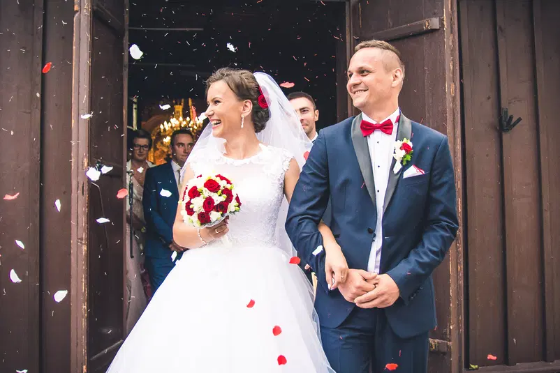  Wesele, Para Młoda, Ślub, Poza Kościołem, Suknia Ślubna, Garnitur, Uśmiech, Konfetti, Bukiet Kwiatów, Ceremonia Ślubna, Szczęście, Romantyczna Chwila 