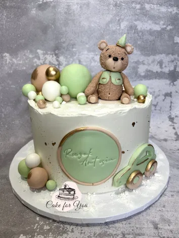Torcik dla dzieci z misiem i dekoracjami w pastelowych kolorach na urodziny.