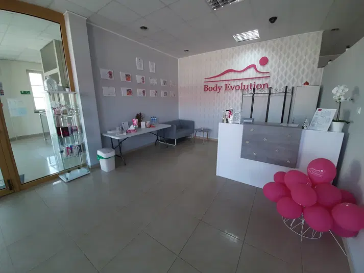  Recepcja w salonie Body Evolution z dekoracjami i balonami, nowoczesne wnętrze, jasne ściany, miejsce relaksu i pielęgnacji ciała. 