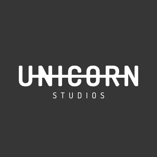  Logo typograficzne Topestetic na czarnym tle. 