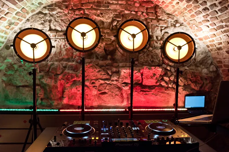 DJ sprzęt i oświetlenie w klubie nocnym z ceglaną ścianą w tle. 