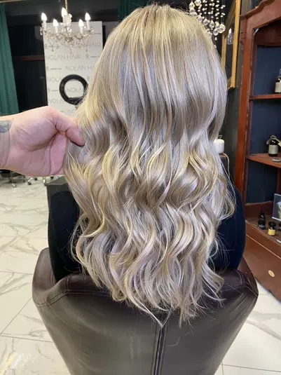  Długie, falowane włosy blond w salonie fryzjerskim, z efektem balayage, stylizacja włosów, piękne fryzury. 