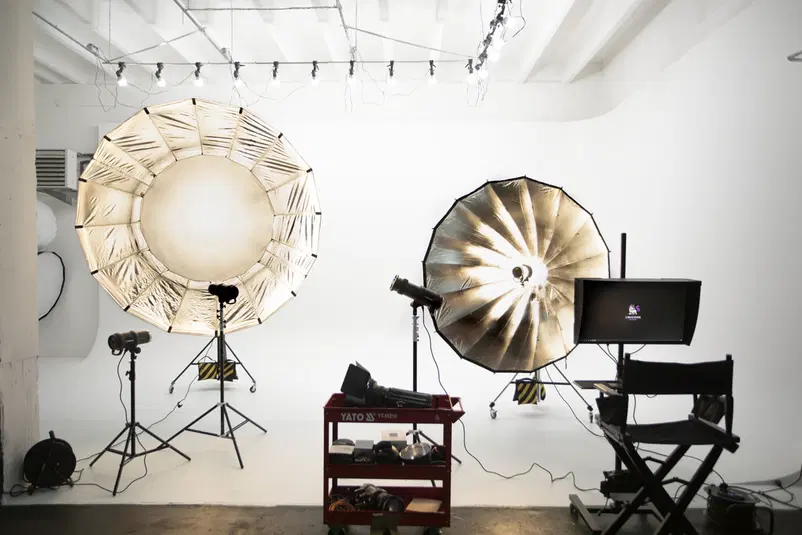  Profesjonalne studio fotograficzne z oświetleniem i sprzętem fotograficznym. 