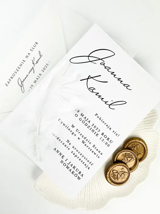 Zaproszenie ślubne z eleganckim motywem piór, data ceremonii 19 maja 2025, Warszawa, pastelowe tło, złote pieczęcie lakowe.