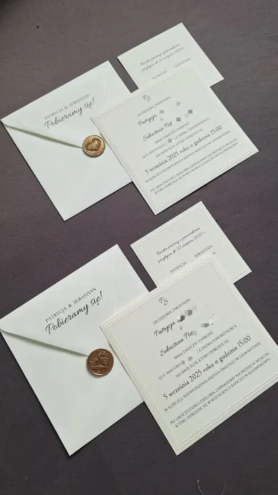 Zestaw eleganckich zaproszeń ślubnych z personalizowanymi kopertami i pieczęcią. Zaproszenia na ślub Patrycji i Sebastiana, zaplanowany na 5 września 2025 roku.
