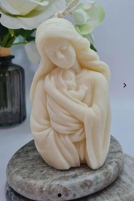 Rzeźbiona świeca w kształcie Matki z Dzieckiem na tle kwiatów, ozdoba religijna, dekoracja wnętrz, woskowy posąg.