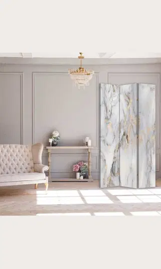  Elegancki salon w stylu klasycznym z marmurowym parawanem, beżową sofą i kryształowym żyrandolem. 