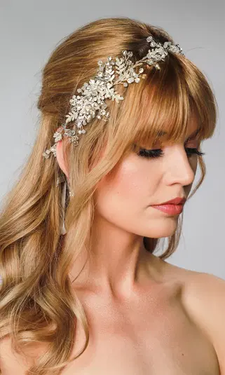  Piękna kobieta z długimi blond włosami, upiętymi z tyłu i ozdobionymi błyszczącą srebrną opaską w stylu panny młodej. 