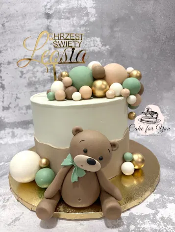 Tort na chrzest święty z dekoracją misia i kulek w pastelowych kolorach, personalizowany napis.