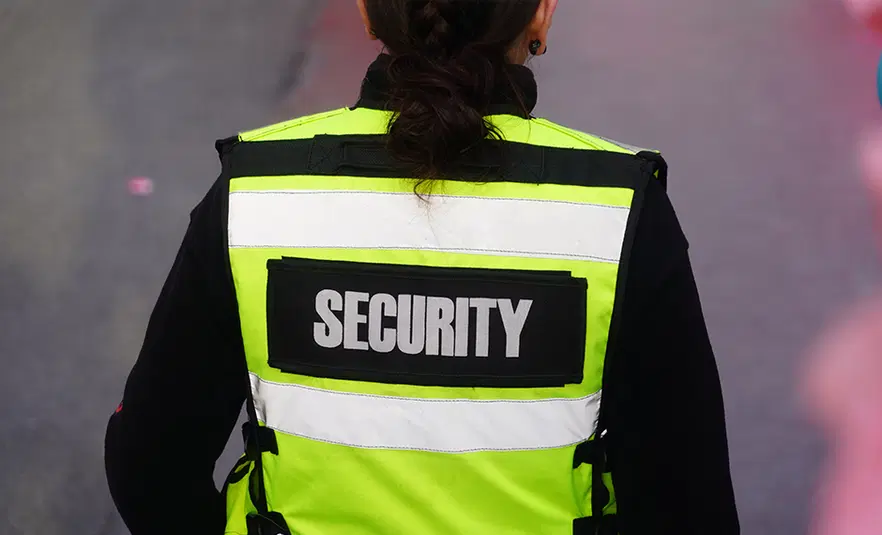  Dwóch operatorów monitoringu bezpieczeństwa obserwujących ekrany z kamerami CCTV w centrum nadzoru. 