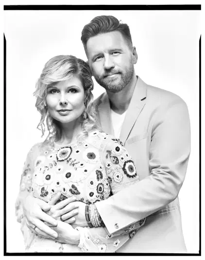  Nieznana para w eleganckim stroju, czarno-białe zdjęcie portretowe. 