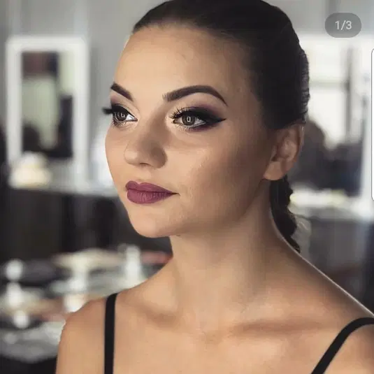  Nieznana kobieta z eleganckim makijażem, ciemne oczy i wyraziste usta, w salonie kosmetycznym. 