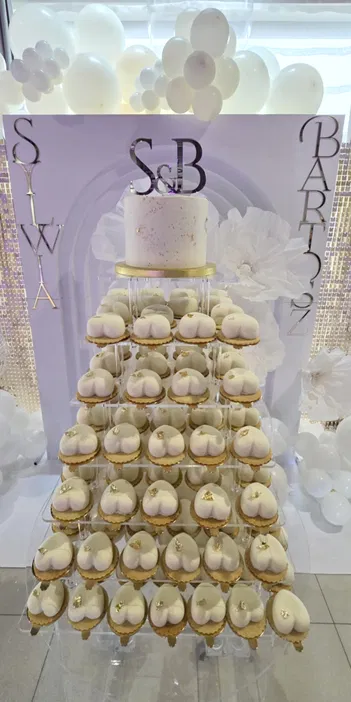 Tort weselny i babeczki dekoracyjne na białym tle z balonami i literami S&B – elegancka aranżacja ślubna.
