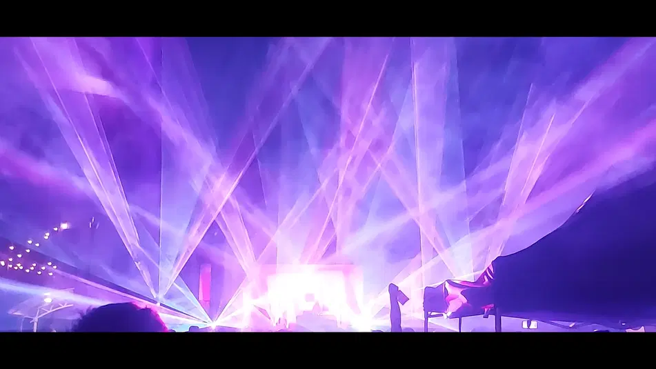  Koncert muzyczny z kolorowymi światłami laserowymi i dymem na scenie w nocy. 