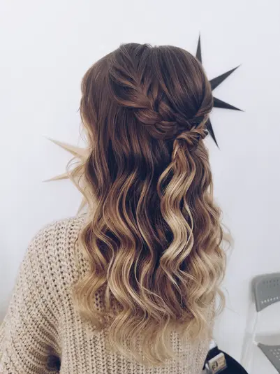  Fryzura z plecionym warkoczem na falowanych włosach, modne koloryzowane ombre, elegancka stylizacja włosów na specjalne okazje. 