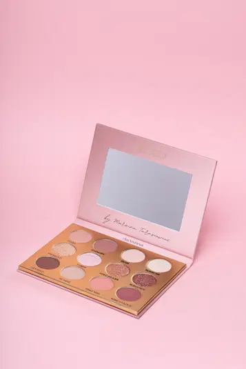  Paleta cieni do powiek na różowym tle, otwarta, ukazująca różnorodne kolory, z lusterkiem, eleganckie opakowanie. 