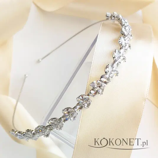  Elegancka opaska do włosów z kryształkami na tle beżowego materiału 