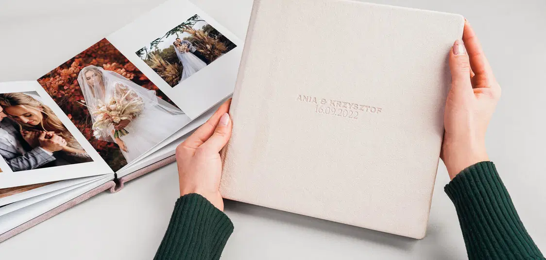  Album ślubny z personalizowaną okładką i wewnętrznymi zdjęciami panny młodej i pary młodej. 