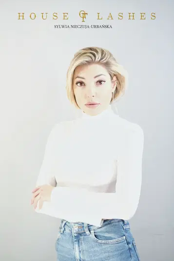  Stylowa kobieta w białym golfie i jeansach, logo House of Lashes, minimalistyczne tło 