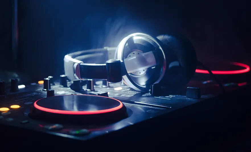  Disco kula oświetlona reflektorami w ciemnym klubie nocnym, wirująca efekty świetlne. 
