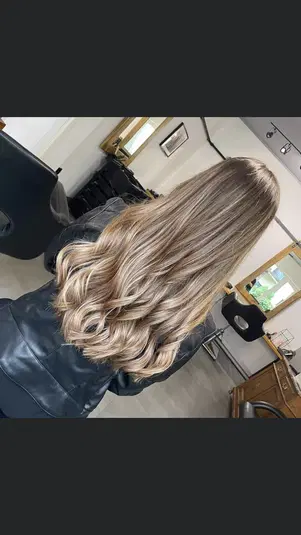  Długie, falujące włosy blond w salonie fryzjerskim. 