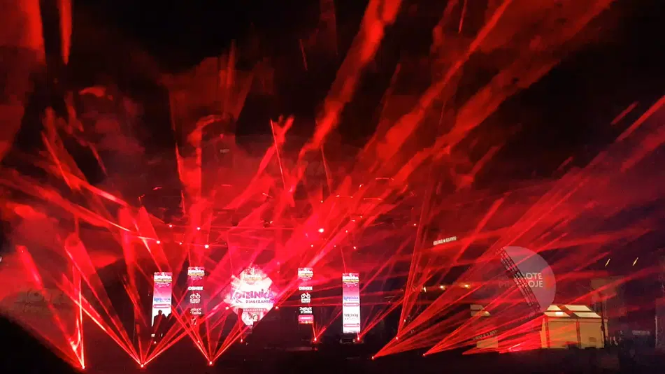  Koncert z efektami świetlnymi i laserowymi na scenie w nocy. 