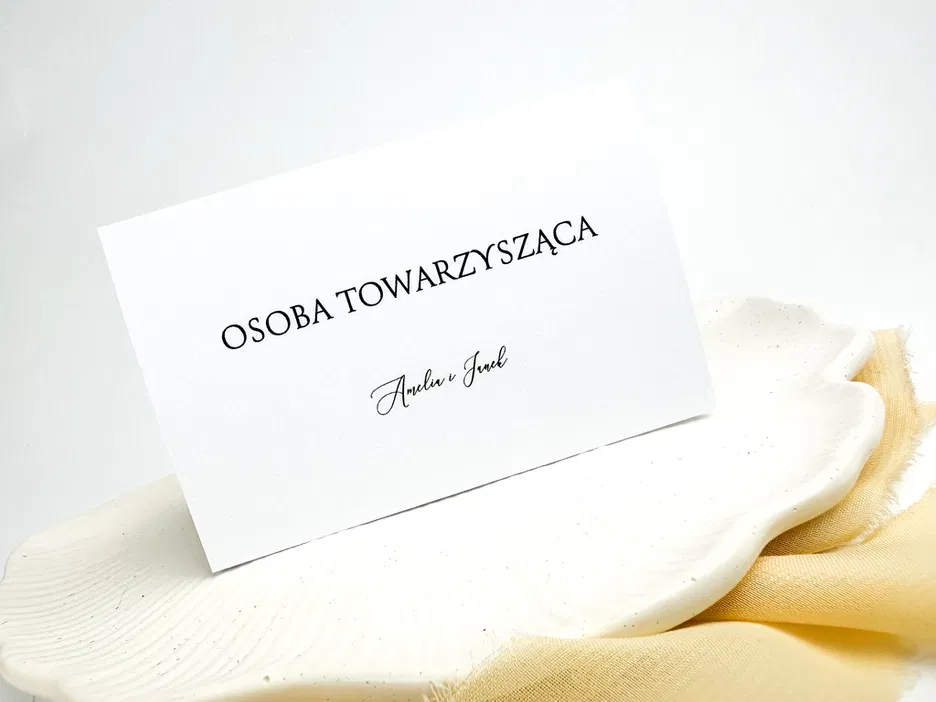 Karta na stół: Osoba towarzysząca z imieniem i nazwiskiem na eleganckim talerzu, delikatne tło, minimalistyczny styl.