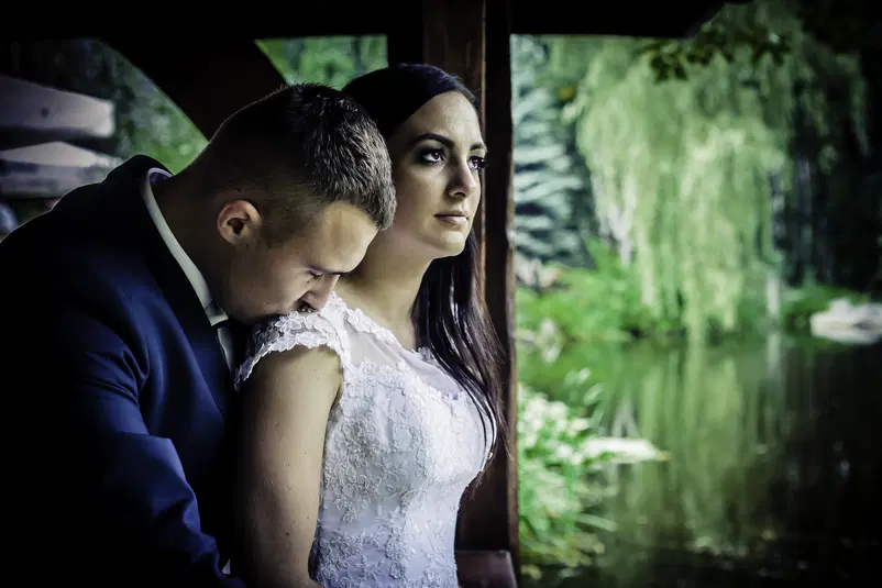  Para młoda w romantycznym uścisku nad jeziorem, ślubny plener fotograficzny. 