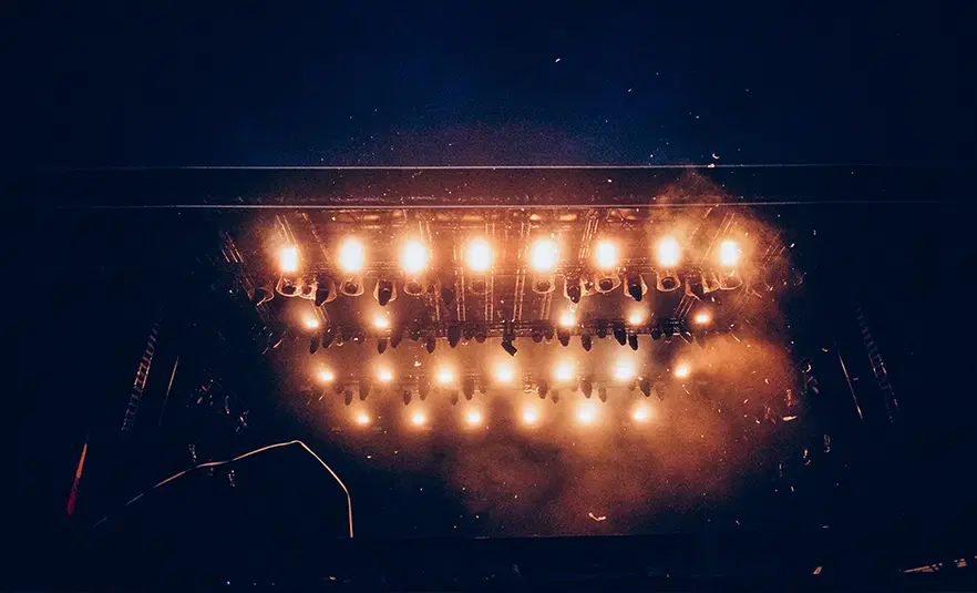 Koncert muzyczny, ludzie tańczący z drinkami w rękach, energetyczna atmosfera, impreza na żywo, młodzież bawiąca się na koncercie. 