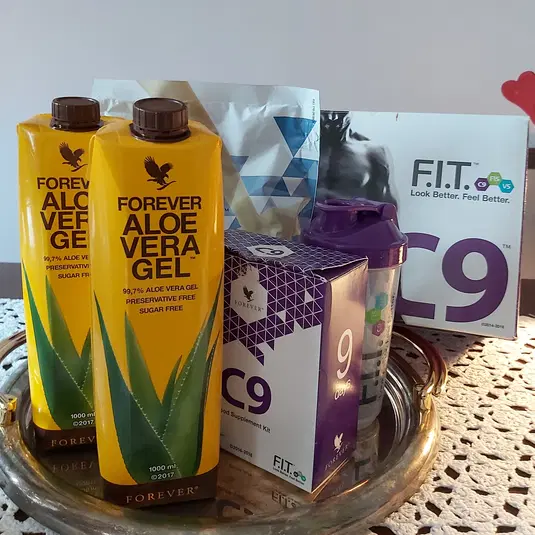  Produkty Forever Living: żel Aloe Vera, suplementy diety C9, plan odżywczy F.I.T. na srebrnej tacy. 