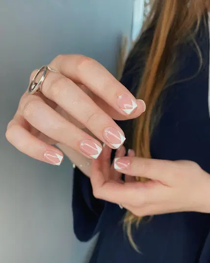  Manicure geometryczny z białymi wzorami na krótkich paznokciach, eleganckie paznokcie w stylu minimalistycznym. 