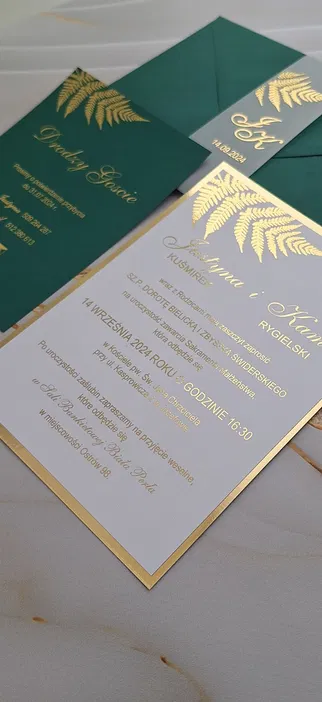 Eleganckie zaproszenie ślubne z zielonymi i złotymi akcentami, zawierające szczegóły ceremonii i przyjęcia weselnego, na białym tle.