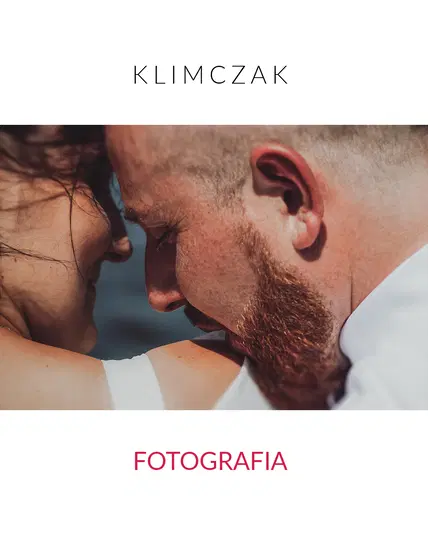  Para ociera się czołami w zbliżeniu, emocjonalne ujęcie, fotografia ślubna, intymny moment, relacje międzyludzkie. 