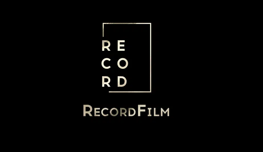  Logo RecordFilm na czarnym tle z tekstem w minimalistycznym stylu. 