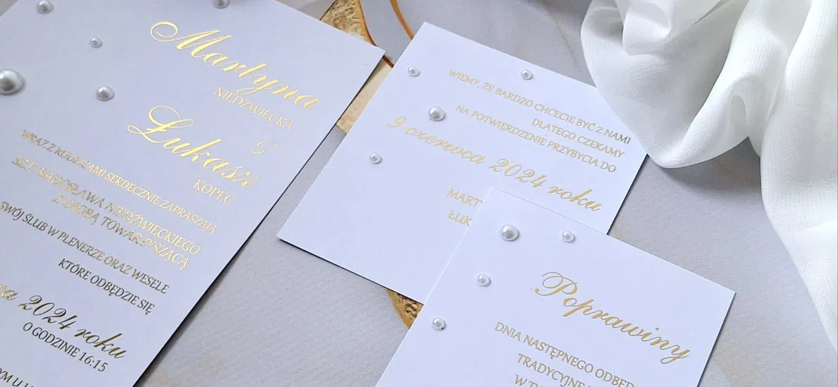 Eleganckie zaproszenia ślubne z perłowymi detalami na białym tle, jasny i minimalistyczny design, data ślubu czerwiec 2024.