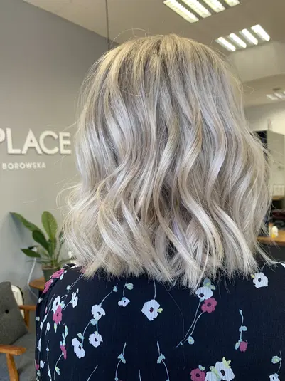  Blond włosy z falami, widok z tyłu, w salonie fryzjerskim, stylizacja włosów na średnią długość, elegancka fryzura. 