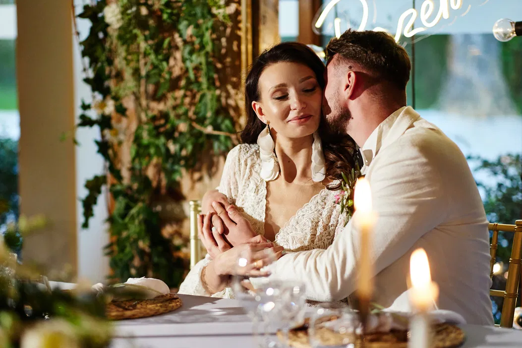 Para młoda przytulająca się podczas romantycznej kolacji, ślub, świece, dekoracje ślubne, miłość, małżeństwo, uczucia.