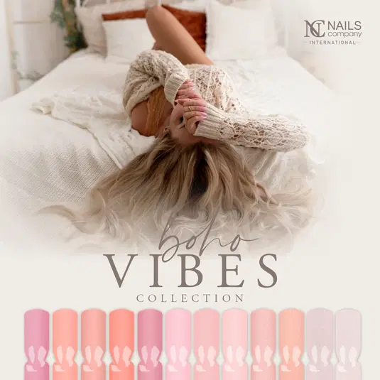  Kolekcja lakierów do paznokci Boho Vibes z gamą kolorów pastelowych i różowych, stylizowana na klimaty boho, kobieta w swetrze na łóżku, Nails Company. 