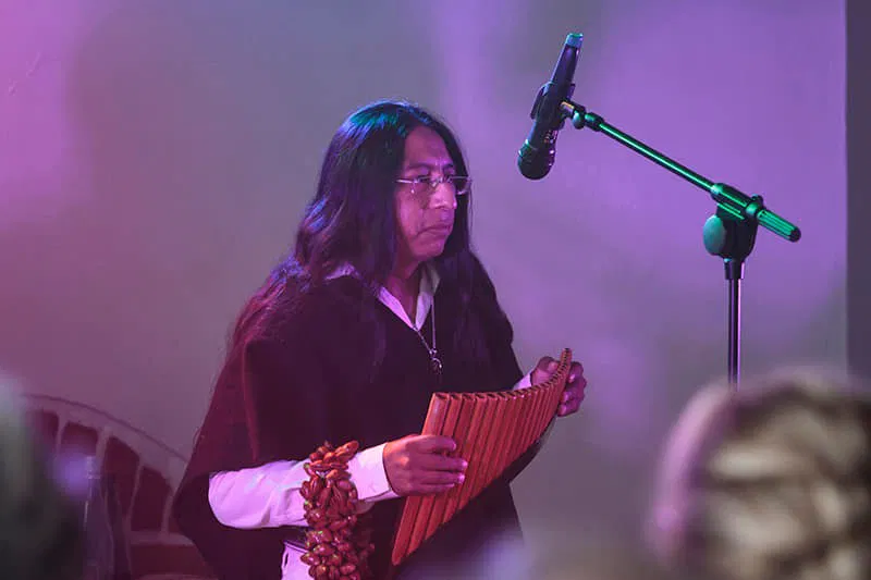 Muzyk grający na tradycyjnym instrumencie andyjskim, scena koncertowa.