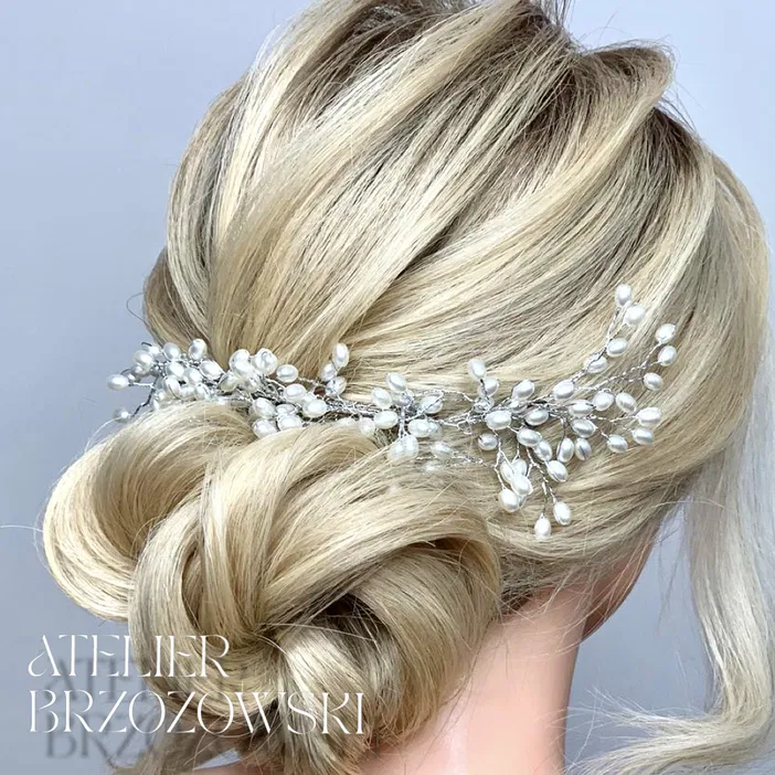 Stylowa fryzura ślubna z perłową ozdobą Atelier Brzozowski, upięcie włosów blond retro.