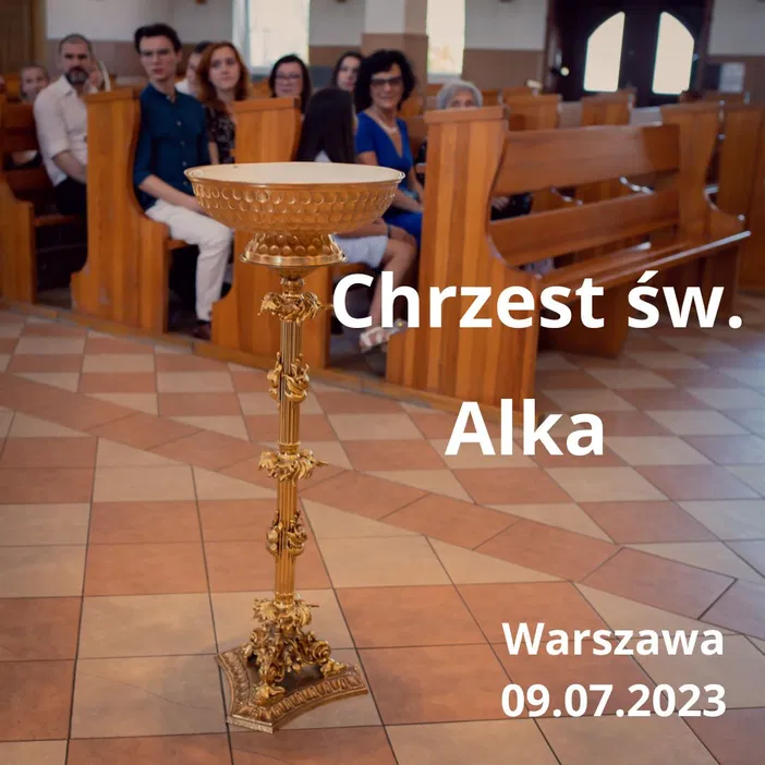 Chrzest w kościele, złota chrzcielnica, ceremonia w Warszawie, 09.07.2023, uroczystość katolicka, wnętrze świątyni, ludzie w ławkach.